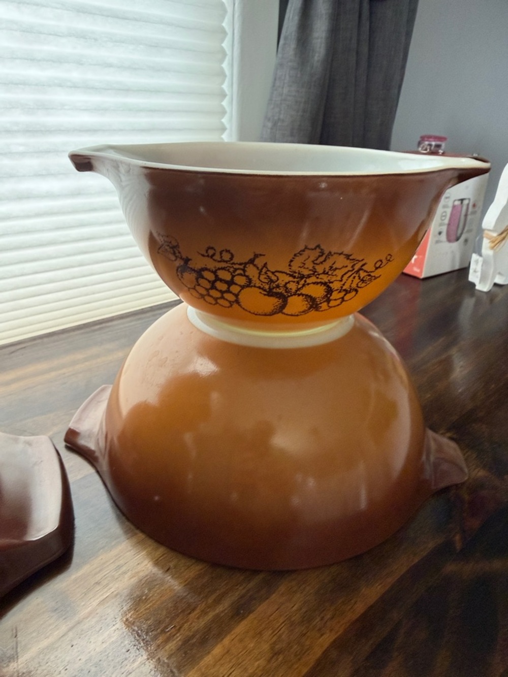 vintage Pyrex nesting bowls in the "Old Orchard" pattern, Cinderella-style - Picture 3 of 10